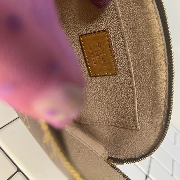 LOUIS VUITTON
Monogram Cosmetic Pouch - Picture 10 of 10